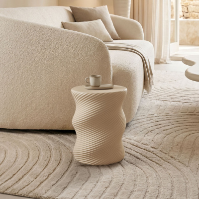 Маса бежов цвят